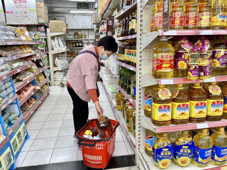 疫情防控期间，北京市民在超市购物